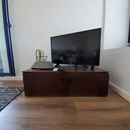 Twin Towers Apartment *
